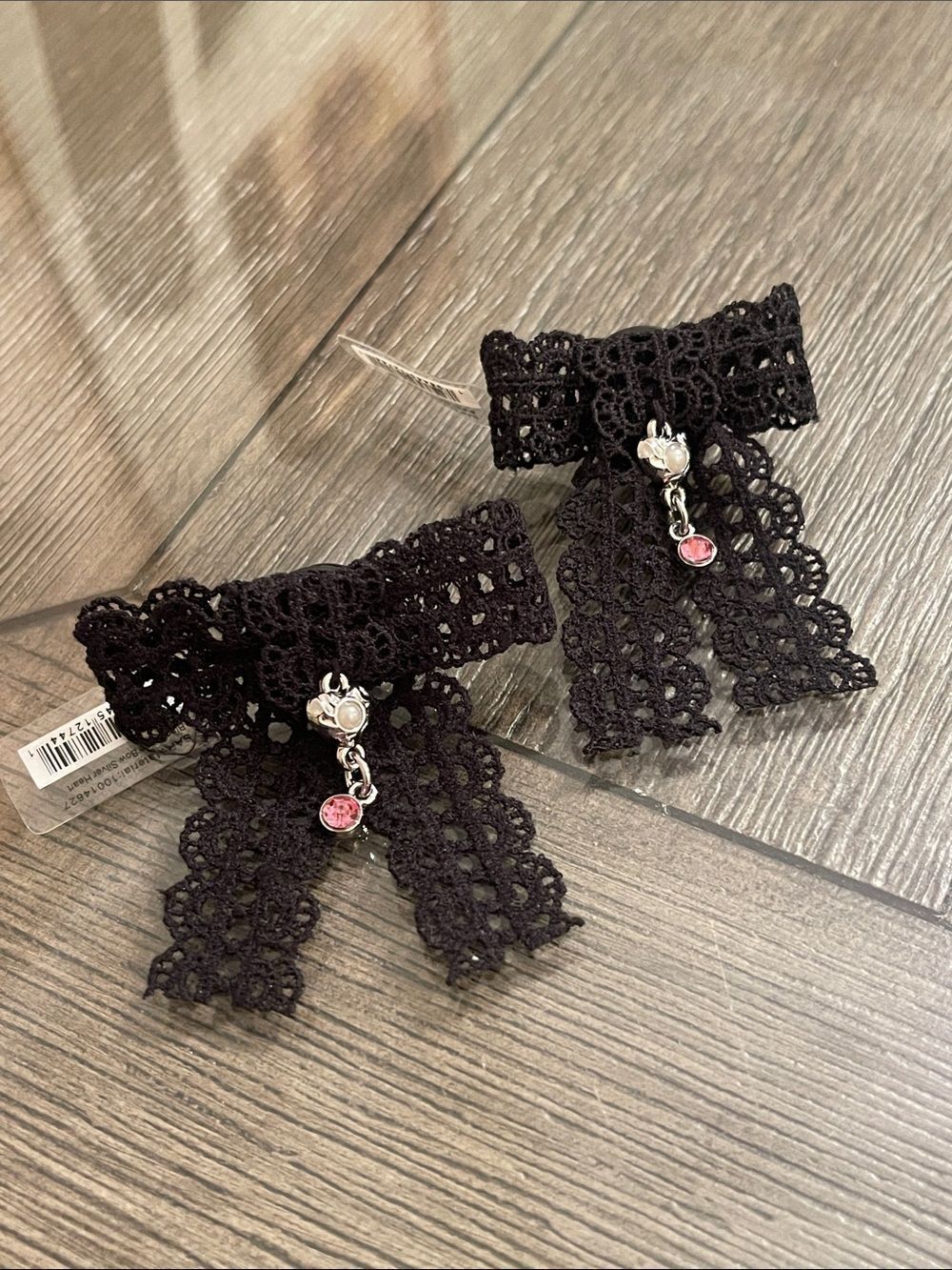 Crocs - Jibbitz Set of 2 Black Lace Bow & Dangling Silver-tone Heart